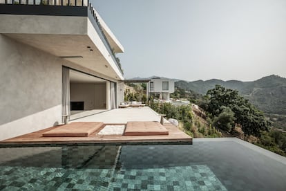 Las estancias se abren completamente al exterior en esta villa de Marbella.