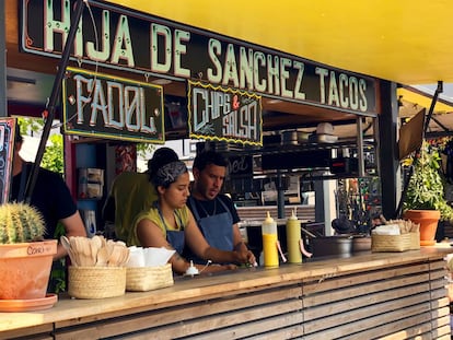 PUESTO DE TACOS EN EL MERCADO AL AIRE LIBRE DE TORVEHALLERNE / CAPEL