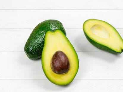 El motivo por el que debes guardar el aguacate en una bolsa de papel con un plátano