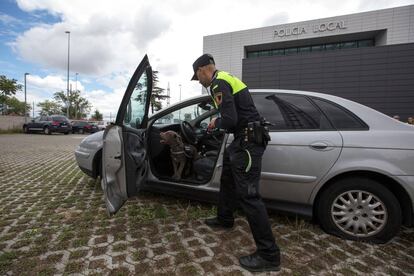 Dyngo registra un coche incautado en la sede de la Policía Local de Majadahonda.