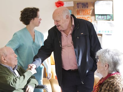 Francisco Vintimilla saluda a Vicent Guillot, en Benicalap, en octubre de 2015.