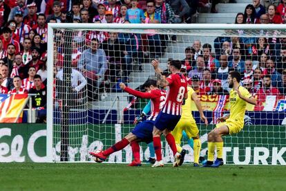 El delantero del Atlético de Madrid Álvaro Morata (i) lanza y marca gol ante el Villarreal, el primero del equipo, durante el partido de la vigésimo quinta joranda de Liga que disputan en el estadio Wanda Metropolitano de Madrid.