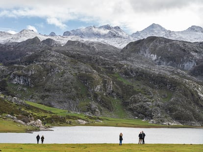 El lago de origen glaciar Ercina, uno de los que forman los Lagos de Covadonga, a 1.108 metros de altitud, dentro del parque nacional de Picos de Europa (Asturias).