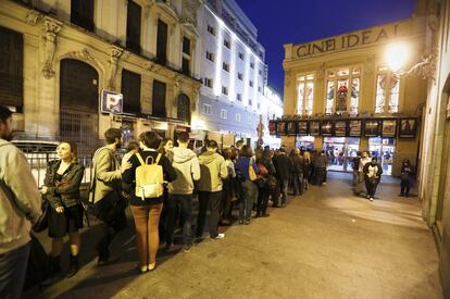 Cola de espectadores ante los cines Ideal durante una 'Fiesta del cine'.