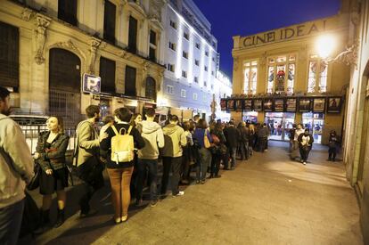 Cola de espectadores ante los cines Ideal durante una &#039;Fiesta del cine&#039;.