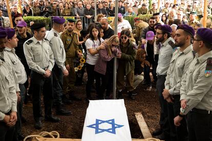 Familiares y amigos despiden al teniente Adir Portugal en la ciudad de Mazkeret Batya, en Israel, este lunes.