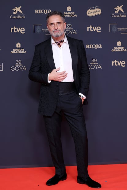 El oscarizado cantante uruguayo Jorge Drexler, marido de la copresentadora de la gala Leonor Watling, con 'total look' de Etro y reloj de Cartier.