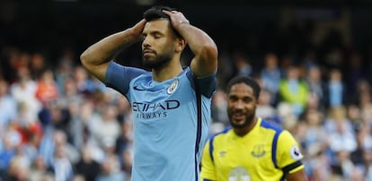 Agüero se lamenta del penalti fallado ante el Everton.