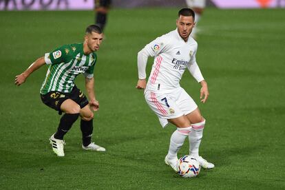 Hazard controla el balón ante Guido Rodriguez este sábado en Valdebebas.