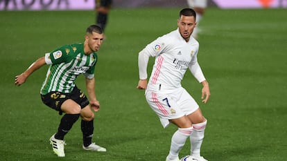 Hazard controla el balón ante Guido Rodriguez este sábado en Valdebebas.