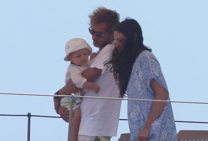 Andrea Casiraghi con su mujer Tatiana Santo Domingo y su hijo Sacha navega a bordo del Pacha III -el barco de la familia real monegasca- por las aguas de Ibiza. El hijo de Carolina de Mónaco es un asiduo de la isla balear.