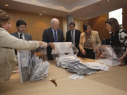 Momento en que se han empezado a contar los votos de los residentes extranjeros en las elecciones asturianas.