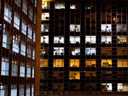 Prédio iluminado à noite em Madri.