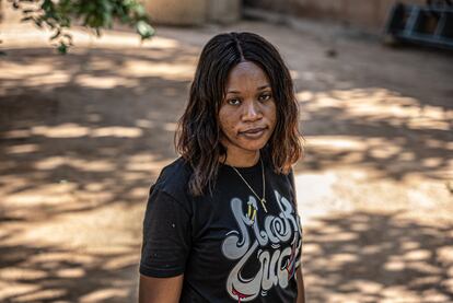 Esther Ndour es senegalesa, vive en Mbour. Estudió español en la universidad y comunicación corporativa.  En 2018, decidió fundar la ONG Talal Lokho, para sensibilizar e informar sobre los peligros reales de la migración irregular. Pulsa en la imagen para ver la fotogalería completa. 