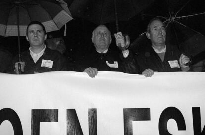 9 de enero de 1999. Manifestación en Bilbao a favor del acercamiento de los presos de ETA a cárceles del País Vasco. A la cabeza de la marcha van Arnaldo Otegi (i), Xabier Arzalluz (c) y Carlos Garaikoetxea (d), respectivamente de Euskal Herritarrok, PNV y Eusko Alkartasuna.
