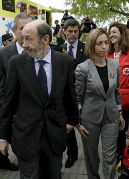 Alfredo Pérez Rubalcaba y Carme Chacón, durante su visita al Huerto de la Rueda, en Lorca, tras el terremoto. 