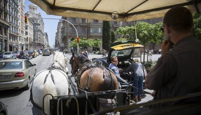 La calesa sortea un taxi, en uno de sus últimos  tours, en Via Laietana