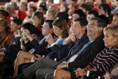 El presidente de la Comunidad de Madrid, Ignacio González (centro) y, a su izquierda, el presidente de la Academia de cine, Enrique González Macho, en la entrega de los diplomas de la Escuela de Cine de Madrid.