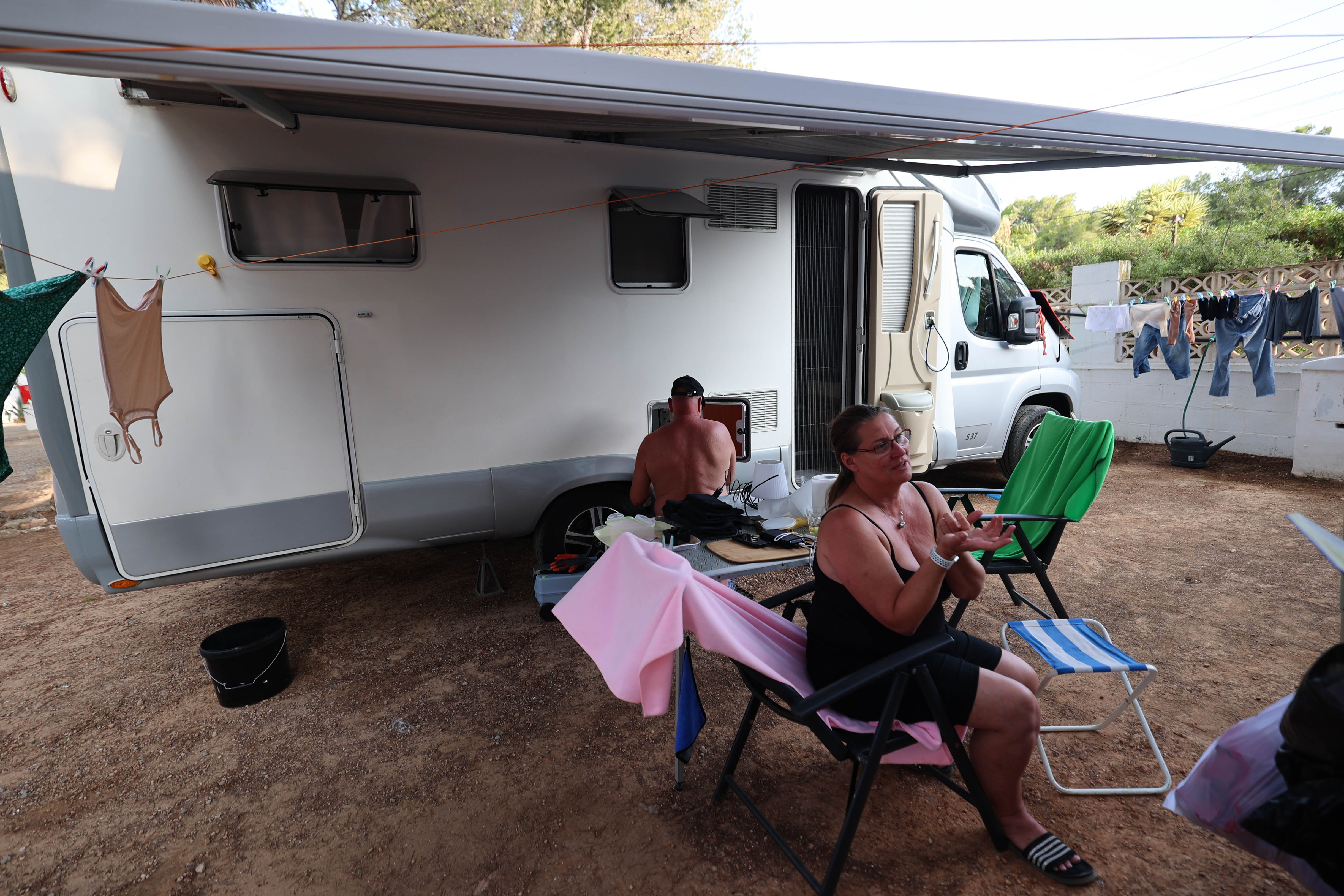 Los turistas alemanes, Manuela y Patrick, con su caravana en el camping Escana de Ibiza.