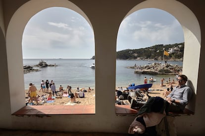 Personas disfrutan del buen tiempo el viernes Santo en la Calella de Palafrugell, en Girona.