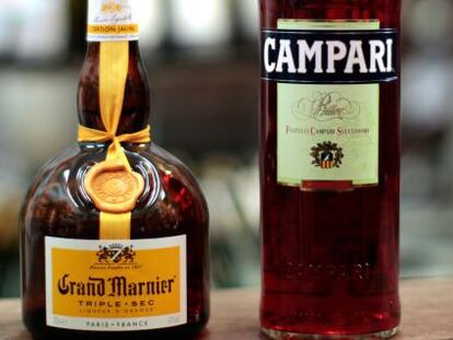 Una botella de Grand Marnier junto a otra de Campari.