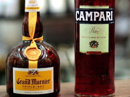 Una botella de Grand Marnier junto a otra de Campari.