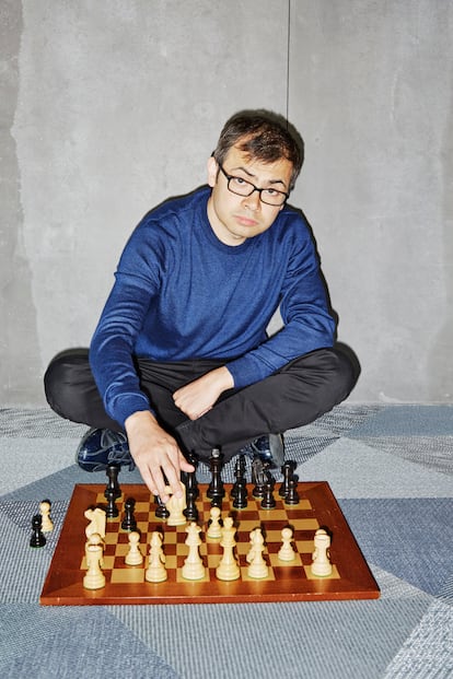 Demis Hassabis, londinense nacido en 1976 con orígenes grecochipriotas y singapurenses. Neurocientífico, diseñador de videojuegos, maestro ajedrecista y cofundador de Google DeepMind. Debajo, aficionados y expertos siguen desde un auditorio uno de los enfrentamientos entre Garry Kaspárov y Deep Blue, en 1997.