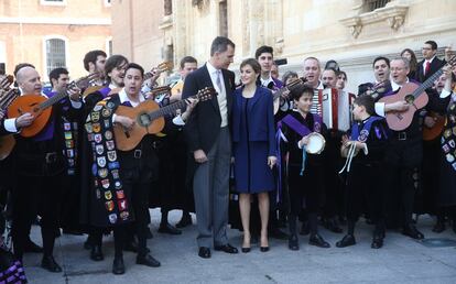 Los reyes posan con la tuna de la Universidad de Alcalá.