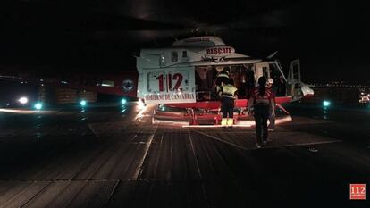 Recate en helicóptero de la niña alemana ahogada en la playa de Langre (Ribamontán al Mar, Cantabria)