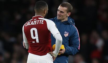 Lacazette y Griezmann, durante el partido del Emirates Stadium.