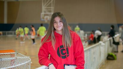 Eva Sanz Gómez, entrenadora, durante el calentamiento de su equipo.