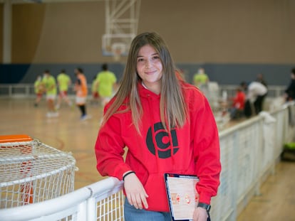 Eva Sanz Gómez, entrenadora, durante el calentamiento de su equipo.