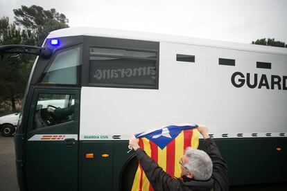 Un hombre ensalza una bandera independentista al paso del autobús de la Guardia Civil, que ha trasladado a los presos independentistas Oriol Junqueras, Raul Romeva, Josep Rull, Carme Forcadell, Dolors Bassa, Joaquim Forn, Jordi Turull, Jordi Sanchez y Jordi Cuixart desde el centro penitenciario de Brians hacia Madrid.