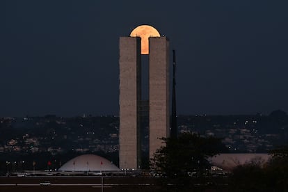 La superluna azul detrás del Congreso Nacional este lunes, en Brasilia (Brasil). 
