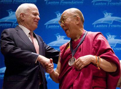El senador republicano John McCain saluda al líder del Tíbet, Dalai Lama.