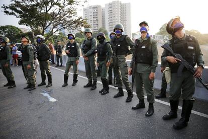 Militares rodeando la base aérea de Caracas. 