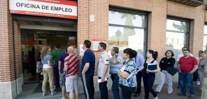 Una cua davant una oficina dels Serveis Públics d'Ocupació.