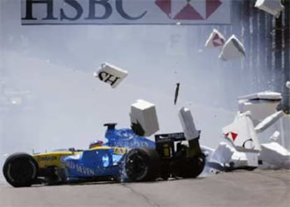 El Renault de Fernando Alonso se hace trizas en el choque del asturiano en Indianápolis.