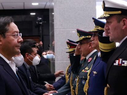 O presidente boliviano Luis Arce (à esquerda) cumprimenta a nova cúpula militar da Bolívia, nomeada nesta terça-feira.