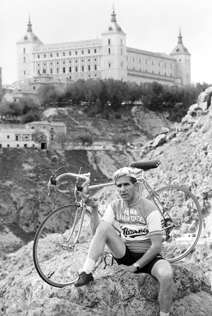 El ciclista español Federico Martín Bahamontes posa con su bicicleta, delante del Alcázar, durante una entrevista en Toledo, el año 1968.