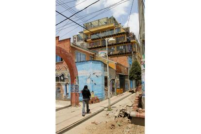 La Calle de las Culturas, una vía exclusiva para peatones, es una de las conquistas del activista en El Alto, una ciudad donde los coches tratan de invadirlo todo.