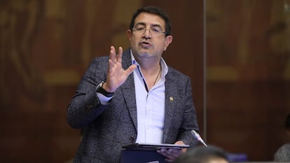 Santiago Díaz, en el pleno de la Asamblea Nacional, Ecuador, el 21 de mayo de 2025.