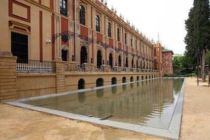 Una lámina de agua separa el palacio de los nuevos jardines.
