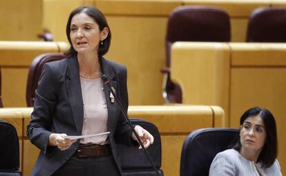 La ministra de Turismo, Reyes Maroto (i) interviene este martes en la sesión de control al Gobierno en el Senado. EFE/Ballesteros POOL