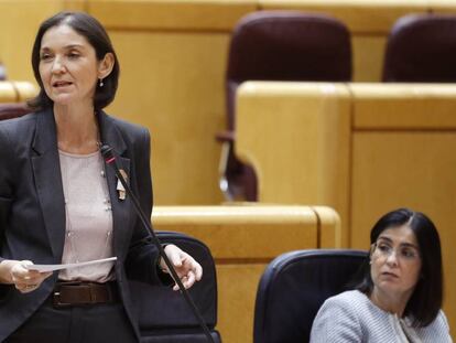 La ministra de Turismo, Reyes Maroto (i) interviene este martes en la sesión de control al Gobierno en el Senado. EFE/Ballesteros POOL