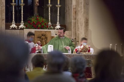 Emilio Montes, durante la eucaristía del viernes en su parroquia de Valdepeñas.