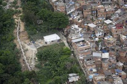 Construcción de un muro de separación alrededor de la favela Morro de Dona Marta en Río, el año pasado.