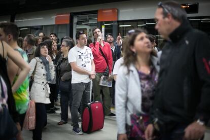 Passatgers a l'estació de Sants de Barcelona.