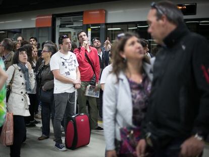 Passatgers a l'estació de Sants de Barcelona.