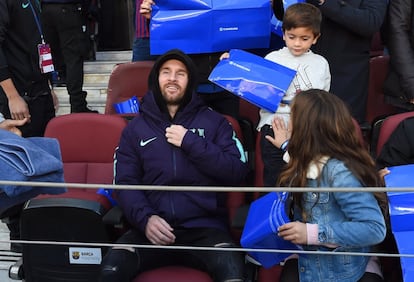  Lionel Messi, jugador del Barcelona, en la grada durante el partido.